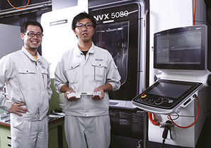 斬新なデザインが実現した高い操作性を評価する、機械操作担当の有賀誠様(右)と藤巻拓郎様(左)